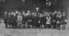 Les enfants d'une des ecoles primaires de Reims, avec leurs masques contre les gaz..., 1916. Creator: Unknown