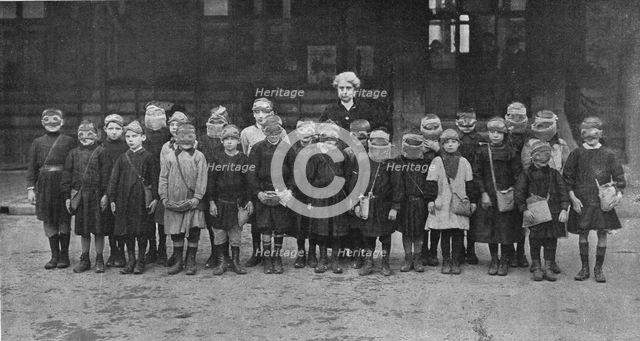 'Les enfants d'une des ecoles primaires de Reims, avec leurs masques contre les gaz..., 1916. Creator: Unknown.