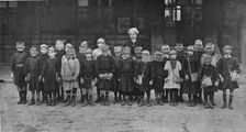 Les enfants d'une des ecoles primaires de Reims, avec leurs masques contre les gaz..., 1916. Creator: Unknown