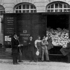 Les envois de pain; aux prisonniers de guerre: Chargement de pain, a Berne, dans..., 1916. Creator: Unknown