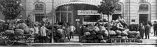 Les envois de pain; aux prisonniers de guerre: devant les magasins du Bureau secours..., 1916. Creator: Unknown