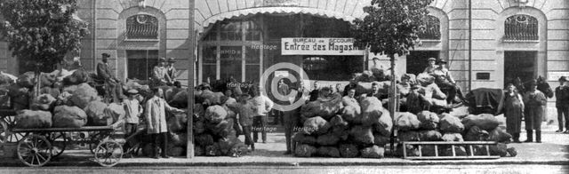 'Les envois de pain; aux prisonniers de guerre: devant les magasins du Bureau secours..., 1916. Creator: Unknown.