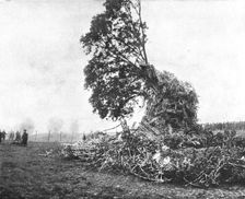 Les epaves de l'air; Les restes du zeppelin L-31 detruit par le canon, en Angleterre, dans la nuit Creator: Unknown
