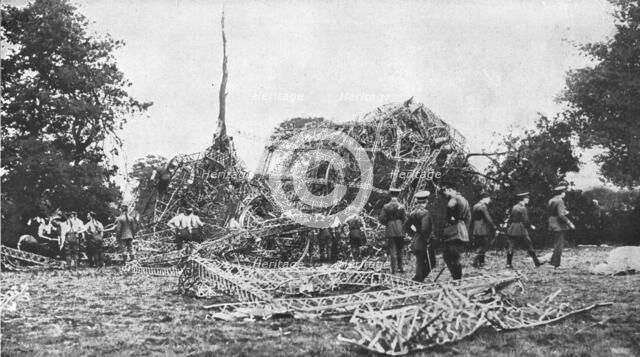'Les epaves de l'air; Les debris du zeppelin L-32 abattu a coups de canon, dans la nuit du 23 au 24  Creator: Unknown.