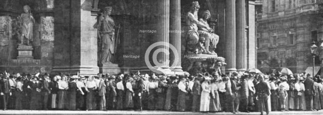 'Les Funerailles a La Hofburg; La foule est admise a defiler devant la catafalque', 1914. Creator: Unknown.