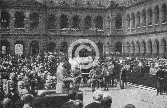 'Les Funerailles du general Gallieni a Paris et a Saint-Raphael; Aux Invalides: le..., 1916. Creator: Unknown.