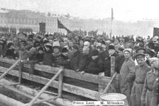 Les Funerailles des Morts de la Revolution; Devant la fosse: les membres du gouvernement..., 1917. Creator: Unknown