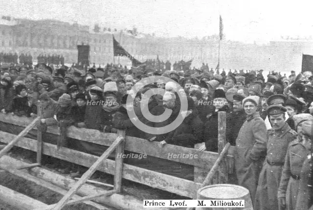 'Les Funerailles des Morts de la Revolution; Devant la fosse: les membres du gouvernement..., 1917. Creator: Unknown.