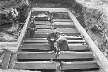 Les Funerailles des Morts de la Revolution; Les cercueils ranges dans la fosse, au Champ..., 1917. Creator: Unknown