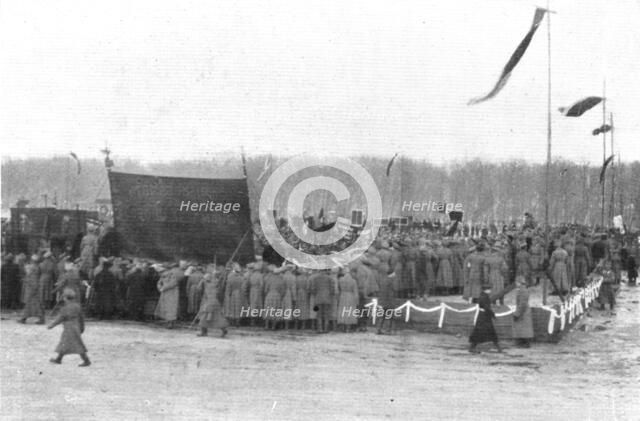 'Les Funerailles des Morts de la Revolution; Les delegations et leurs bannieres l'enclos...,1917. Creator: Unknown.