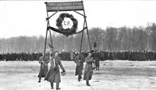Les Funerailles des Morts de la Revolution; Un hommage de l'armee revolutionnaire..., 1917. Creator: Unknown