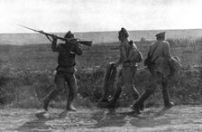 Les Fuyards; Ceux qui sauvent l'honneur: un Russe de la vieille ecole se servant de son..., 1917. Creator: Unknown