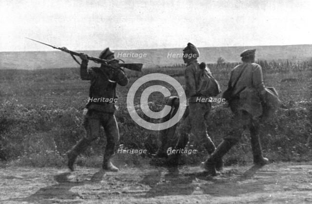 'Les Fuyards; Ceux qui sauvent l'honneur: un Russe de la vieille ecole se servant de son..., 1917. Creator: Unknown.