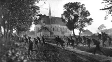 Les Fuyards; La panique: soldats russes fuyant eperdument a travers un village apres..., 1917. Creator: Unknown