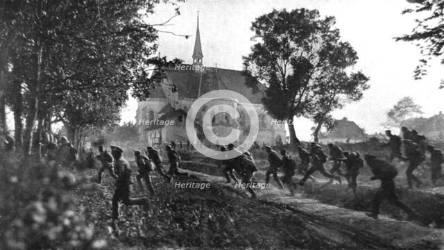 'Les Fuyards; La panique: soldats russes fuyant eperdument a travers un village apres..., 1917. Creator: Unknown.