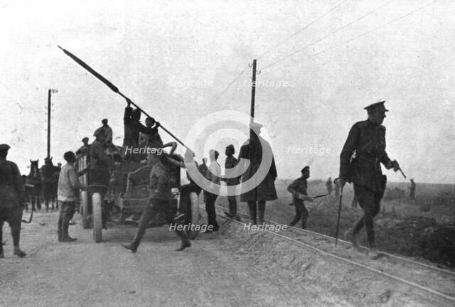 'Les Fuyards; Un auto camion emportant des soldats avec un drapeau est evacué par..., 1917. Creator: Unknown.