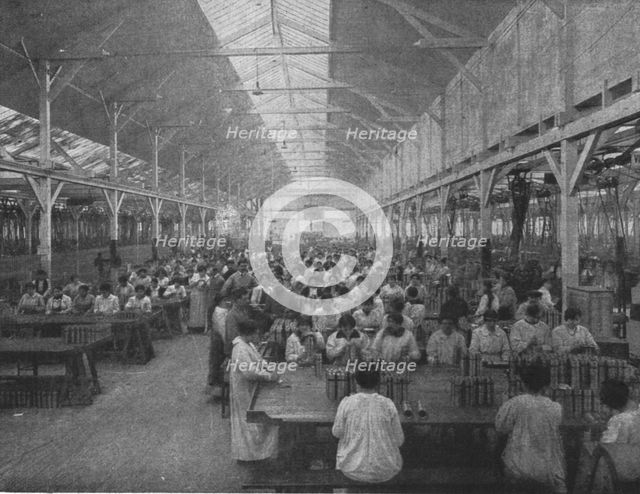 'Les femmes dans les usines de guerre; Un atelier de femmes dans une usine..., 1916. Creator: Unknown.