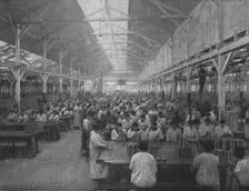Les femmes dans les usines de guerre; Un atelier de femmes dans une usine..., 1916. Creator: Unknown