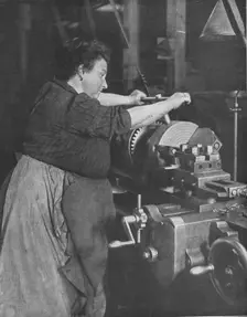 Les femmes dans les usines de guerre; Une travailleuse de l'usine de guerre 1916. Creator: Unknown