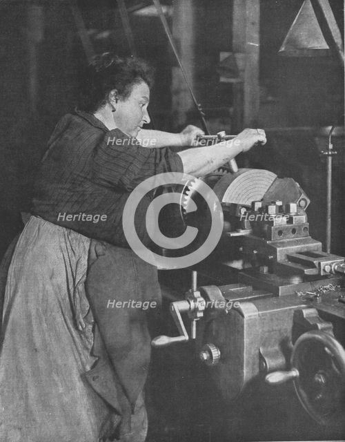 'Les femmes dans les usines de guerre; Une travailleuse de l'usine de guerre', 1916. Creator: Unknown.