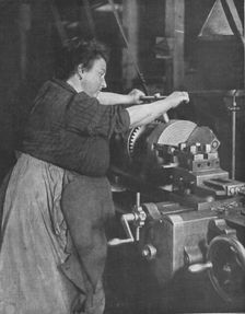 Les femmes dans les usines de guerre; Une travailleuse de l'usine de guerre 1916. Creator: Unknown