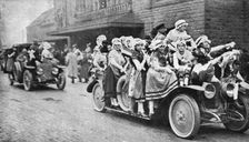 Les fetes du 8 decembre 1918 a Metz; La prise d'assaut des automobiles du cortege 1918. Creator: Unknown