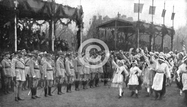 'Les fetes du 8 decembre 1918 a Metz; Le defile des jeunes Lorraines devant les tribunes..., 1918. Creator: Unknown.