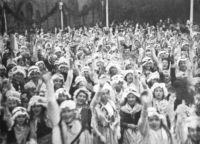 'Les fetes du 8 decembre 1918 a Metz; Les saluts et les vivats au president de la Repub...', 1918. Creator: Unknown.