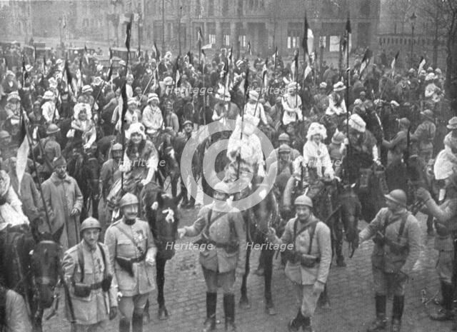 'Les fetes du 8 decembre 1918 a Metz; Un escadron feminin: jeunes filles montees sur les..., 1918. Creator: Unknown.