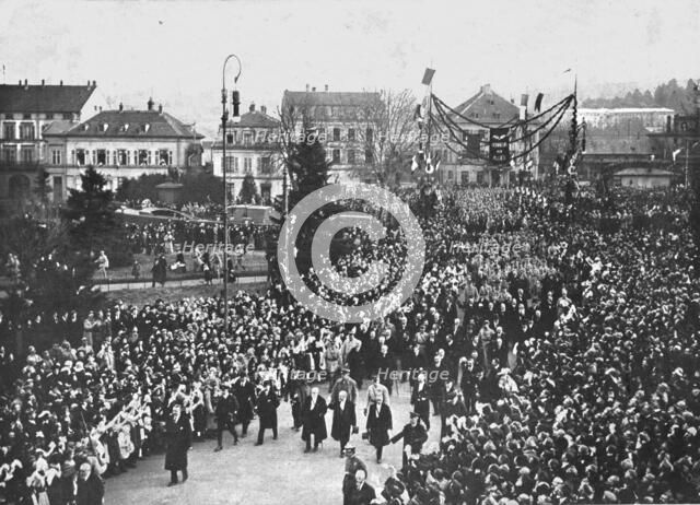 'Les fetes de Colmar et de Mulhouse; A Mulhouse, le meme jour: le cortege presidentiel..., 1918. Creator: Narain.
