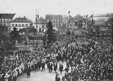 Les fetes de Colmar et de Mulhouse; A Mulhouse, le meme jour: le cortege presidentiel..., 1918. Creator: Narain