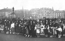 Les fetes de Colmar et de Mulhouse; A Colmar, le 10 decembre, sur la place du Champ-de..., 1918. Creator: Unknown