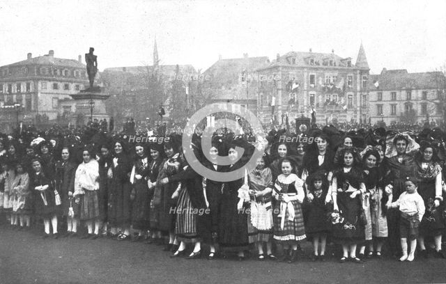 'Les fetes de Colmar et de Mulhouse; A Colmar, le 10 decembre, sur la place du Champ-de..., 1918. Creator: Unknown.