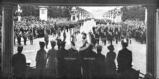 'Les fetes de la victoire a Londres; le 19 juillet 1919: l'amiral Beatty, au second plan..., 1919. Creator: Ernest Brooks.
