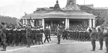 Les fetes de la victoire a Londres; le defile des "Bluejackets" devant la tribune royale..., 1919. Creator: Excelsior Photo