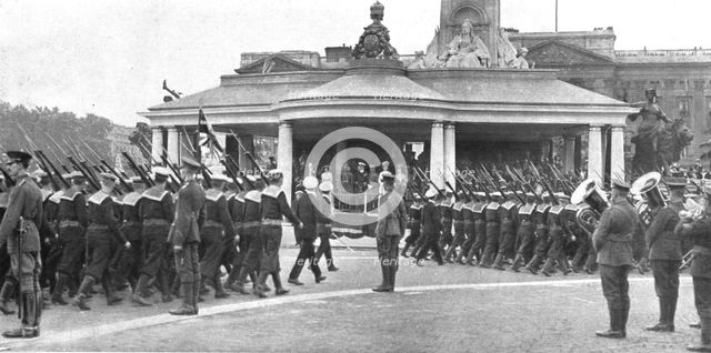 'Les fetes de la victoire a Londres; le defile des "Bluejackets" devant la tribune royale..., 1919. Creator: Excelsior Photo.