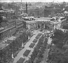 Les fetes de la victoire a Londres; le defile venant de Charing Cross s'engage dans..., 1919. Creator: Unknown