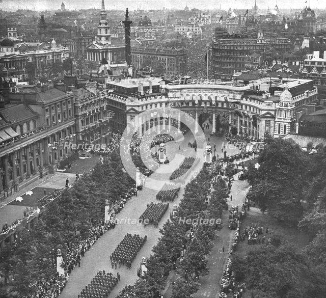'Les fetes de la victoire a Londres; le defile venant de Charing Cross s'engage dans..., 1919. Creator: Unknown.