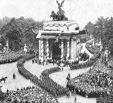 Les fetes de la victoire a Londres; les troupes americaines contournent l'Arc de Triomphe...,1919. Creator: Unknown