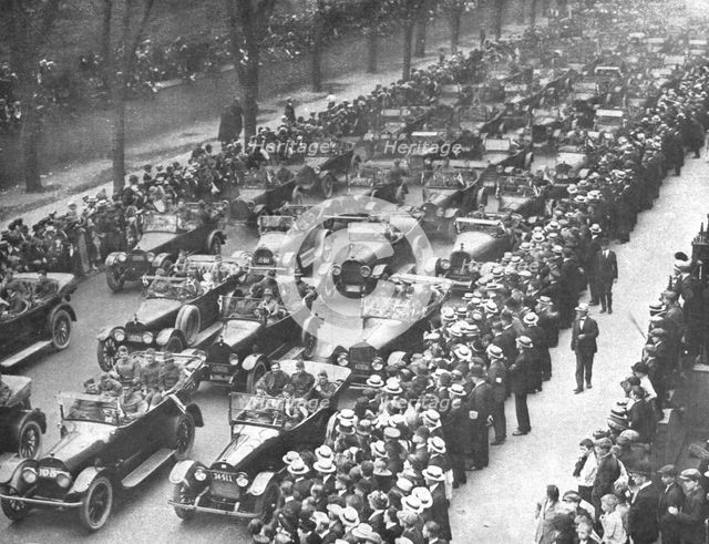 'Les fetes de la victoire a New-York; les blesses de la 1st division Americaine participent...,1919. Creator: Unknown.
