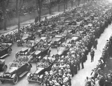 Les fetes de la victoire a New-York; les blesses de la 1st division Americaine participent...,1919. Creator: Unknown