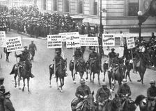 Les fetes de la victoire a New-York; les herauts d'armes de la 1st division Americaine 1919. Creator: Unknown