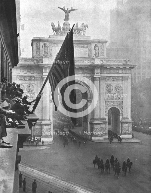 'Les fetes de la victoire a New-York; sous l'Arc de Triomphe de Madison Square, ..., 1919. Creator: Underwood & Underwood.