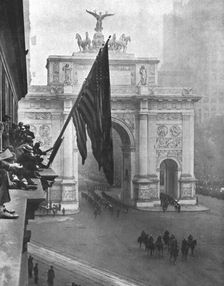 Les fetes de la victoire a New-York; sous l'Arc de Triomphe de Madison Square, ..., 1919. Creator: Underwood & Underwood