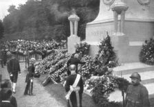 Les fetes de la victoire en Belgique; le 22 juillet, a Bruxelles, M Poincare depose une..., 1919. Creator: Unknown