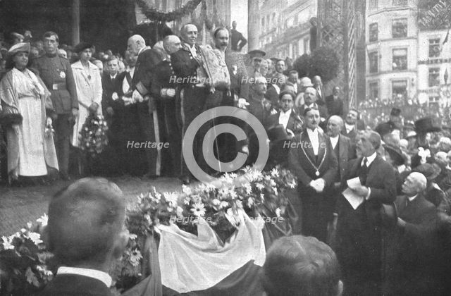 'Les fetes de la victoire en Belgique; un des echevins de Liege presente a la foule le..., 1919. Creator: Jean Clair-Guyot.