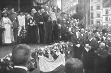 Les fetes de la victoire en Belgique; un des echevins de Liege presente a la foule le..., 1919. Creator: Jean Clair-Guyot