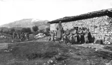 Les Franco-Anglais en Serbie; En terre serbe: halte d'un detachement francais..., 1915 (1924). Creator: Unknown