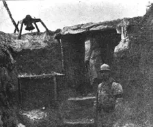 Les Gaz Allemands; Cloche installee pres d'un abri de guetteur pour lui..., 1916. Creator: Unknown