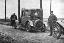 Les hasards du service d'etat-major; Une voiture de secours va prendre en remorque la "blessee", do Creator: Unknown